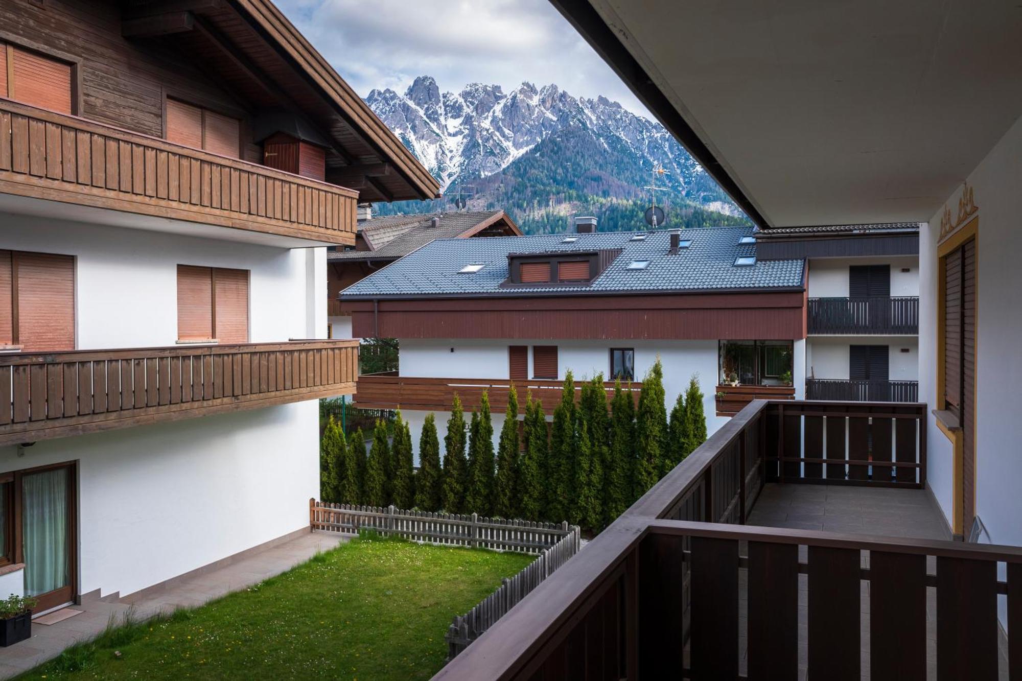 Rosa Alpina - Appartamento Nelle Dolomiti Dobbiaco Bagian luar foto